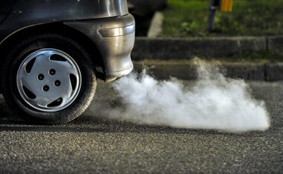 Tamsūs dūmai iš išmetamojo vamzdžio - vienas požymių, kad automobilis nebeturi katalizatoriaus