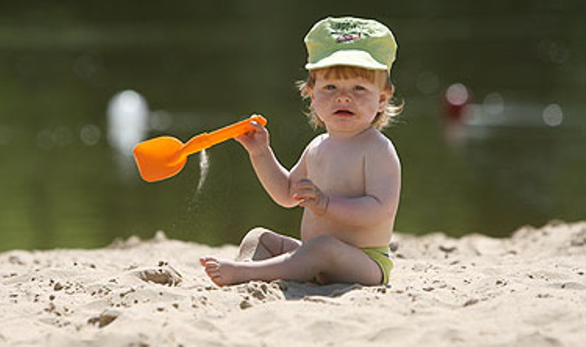 Vaikas žadžia smėlyje, Žirmunų paplūdimys