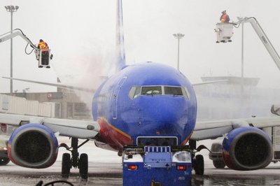 „Southwest“ oro linijų bendrovės lėktuvas purškiamas preparatais, saugančiais nuo sniego ir apledėjimo
