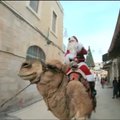 Kalėdų senelis ant kupranugario Jeruzalėje skleidė šventinę dvasią