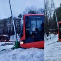 Dėl slidžios kelio dangos autobusas Kaune trenkėsi į stulpą