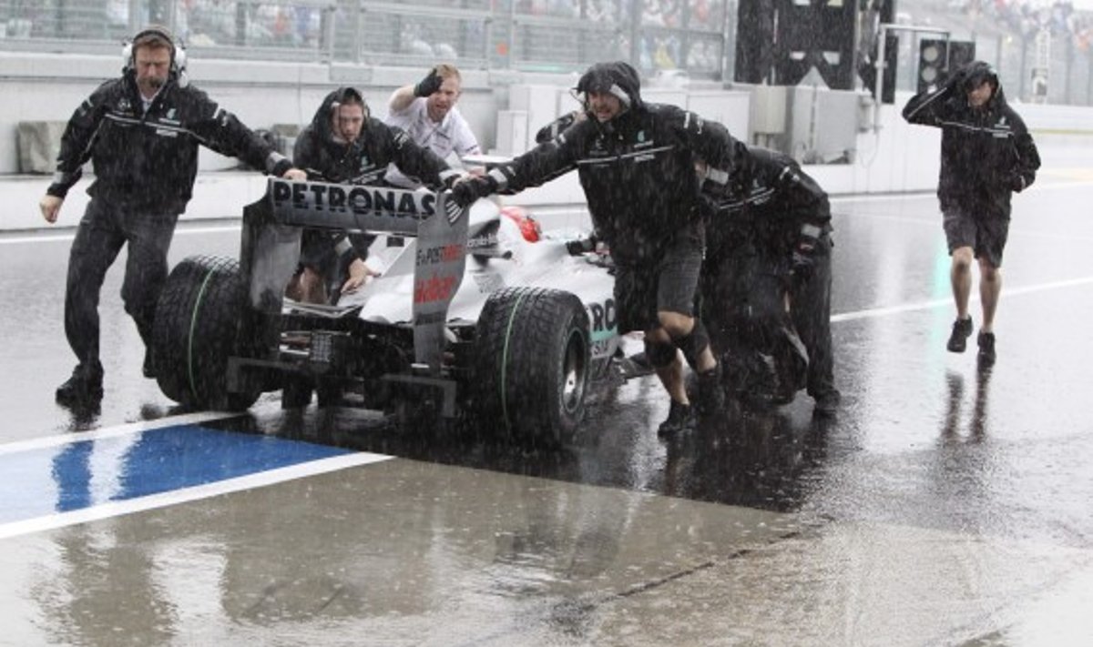 Michaelio Schumacherio "Mercedes" bolidas stumiamas į boksus