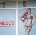 Parduotuvėje – mėsos reklama su pusnuoge moterimi