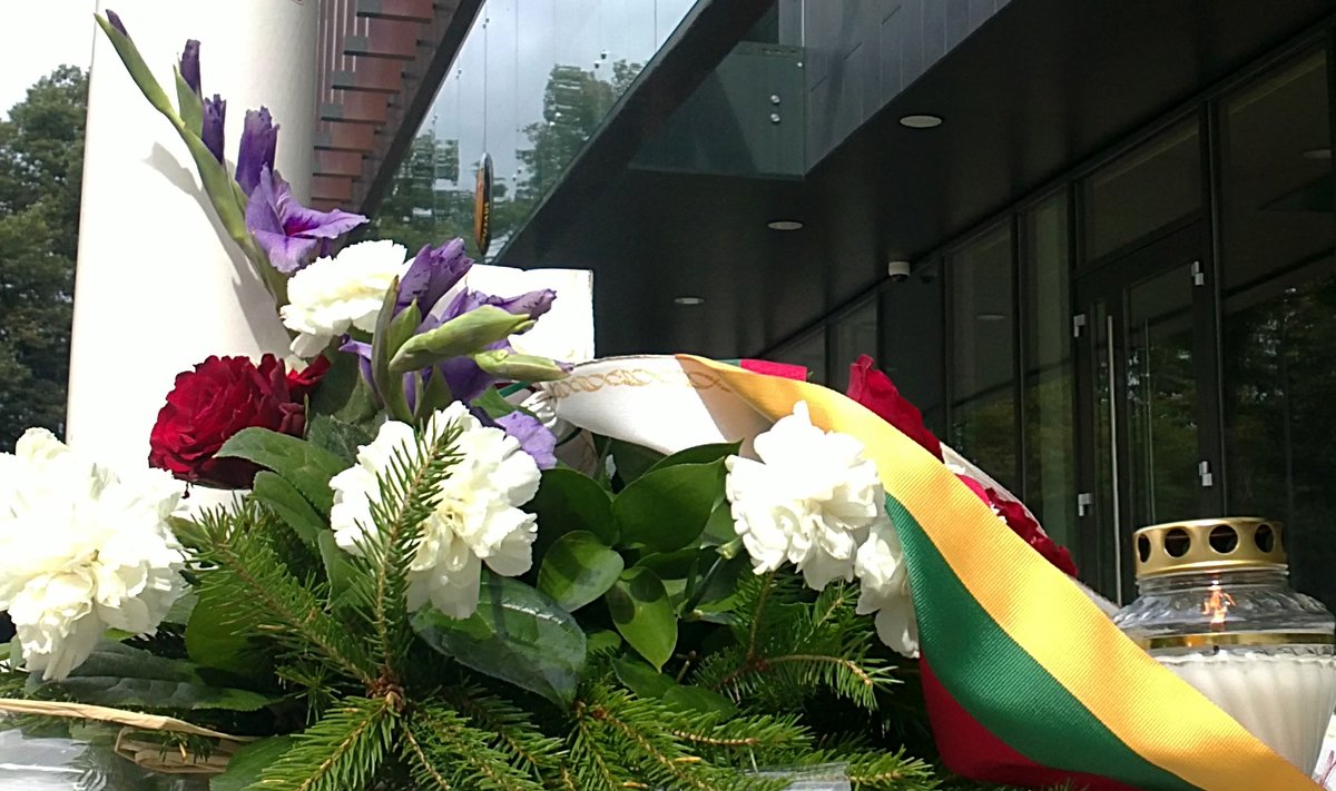 Gėlės prie Norvegijos ambasados