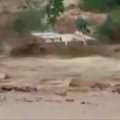 Patvinusi upė Bolivijoje vos nepasiglemžė autobusiuko