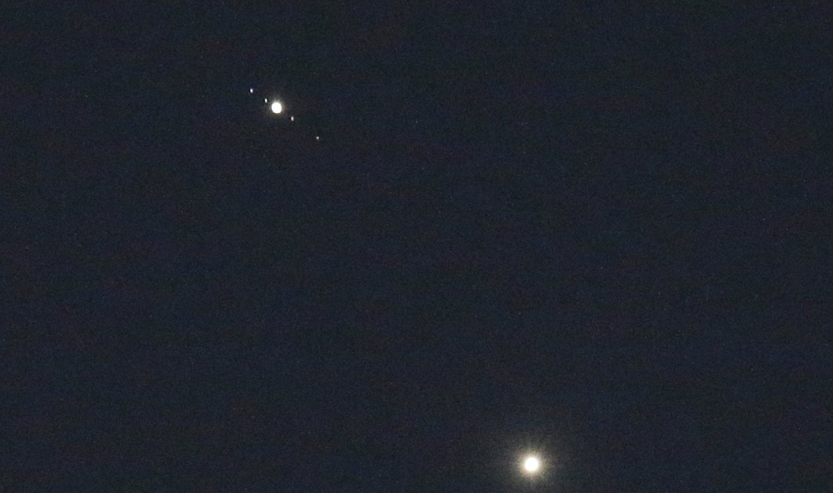 Taip Venera ir Jupiteris su savo palydovų vėriniu atrodė 2015 m. birželio 29 d. vakarą žiūrint teleskopu iš Šiaurės Karolinos valstijos (JAV)