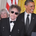 B. Dylanas paduotas į teismą dėl rasizmo