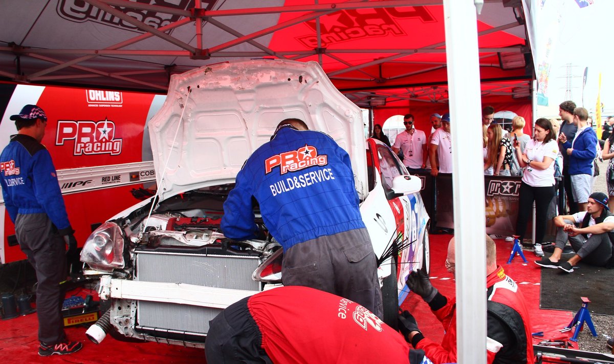 "MK technika - Šlepikas Motorsport" komandos mechanikai remontuoja automobilį