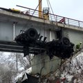 Varėnos rajone vyko nuo tilto nulėkusio vilkiko iškėlimo darbai