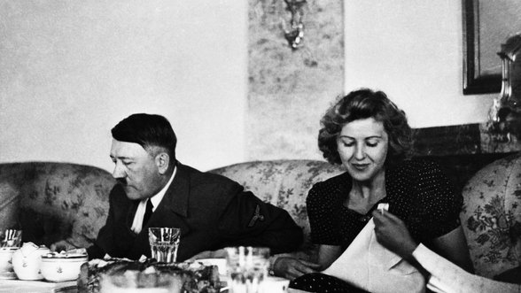 3 versijos apie Hitlerio seksualumą: su Eva Braun mylėdavosi su drabužiais