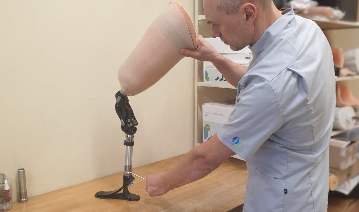 Kojos protezas su hidrauliniu kelio sąnariu