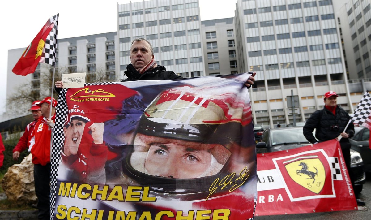 Michaelio Schumacherio gerbėjai prie ligoninės