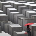 Berlyne prie memorialo Holokausto aukoms uždegtos 75-ios žvakės
