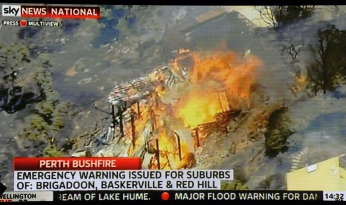 Australijoje gaisrai naikina namus
