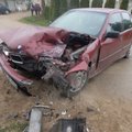 Aštuonmetę vėžinęs BMW vairuotojas išlėkė prieš eismą ir nuo kelio nustūmė „Audi“