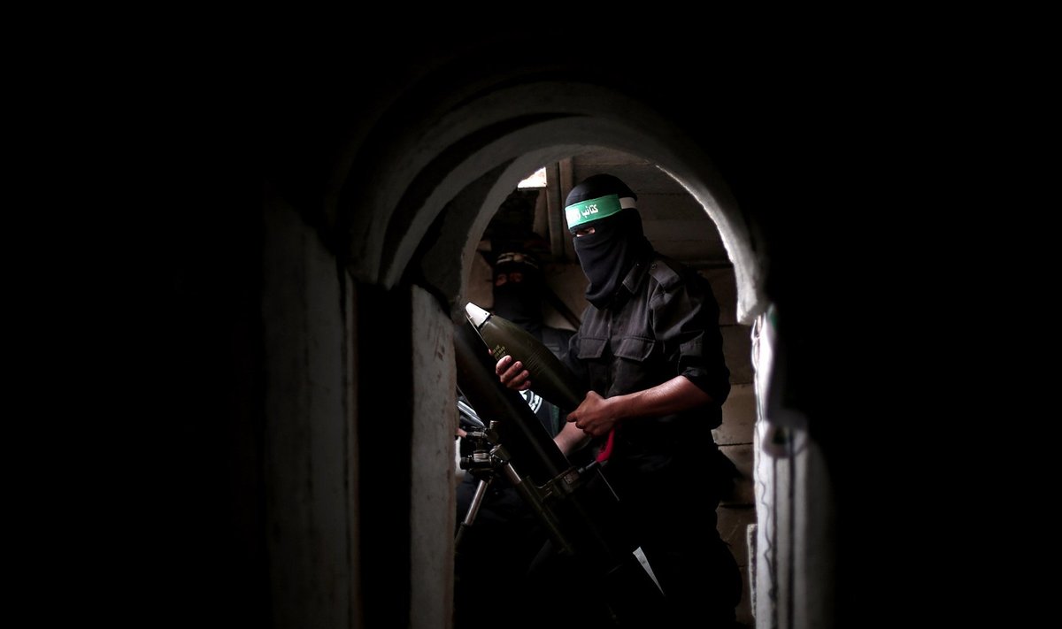 "Hamas" teroristinės organizacijos kovotojas viename iš Gazos Ruožo tunelių