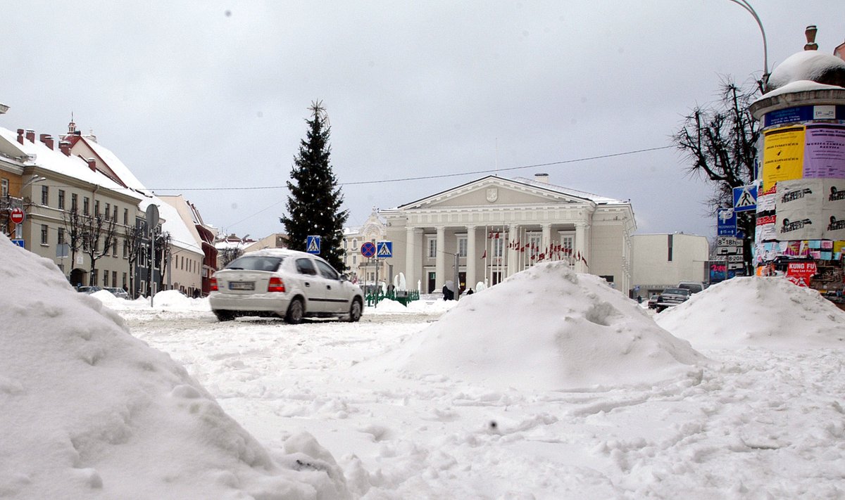 2004 Vilnius, sausio 2 d. (ELTA). Gausiai pasnigus sostinės komunalinėms tarnyboms darbų per akis.