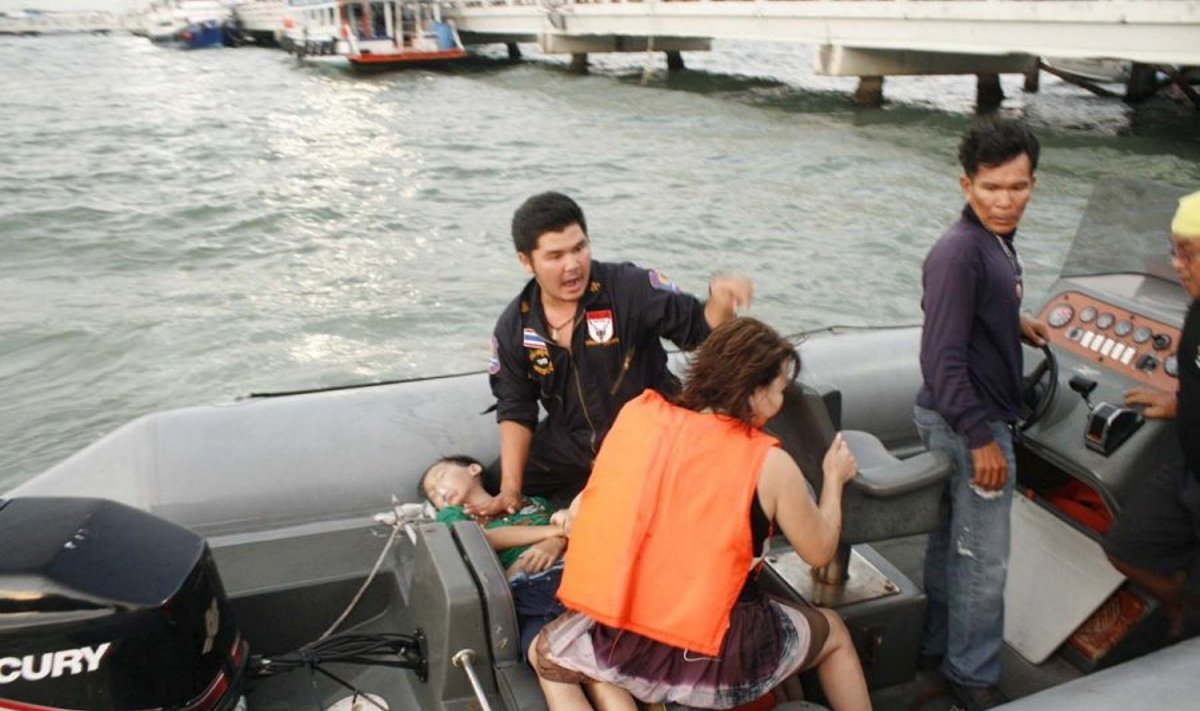 Prie Tailando kurorto nuskendus keltui žuvo mažiausiai trys turistai