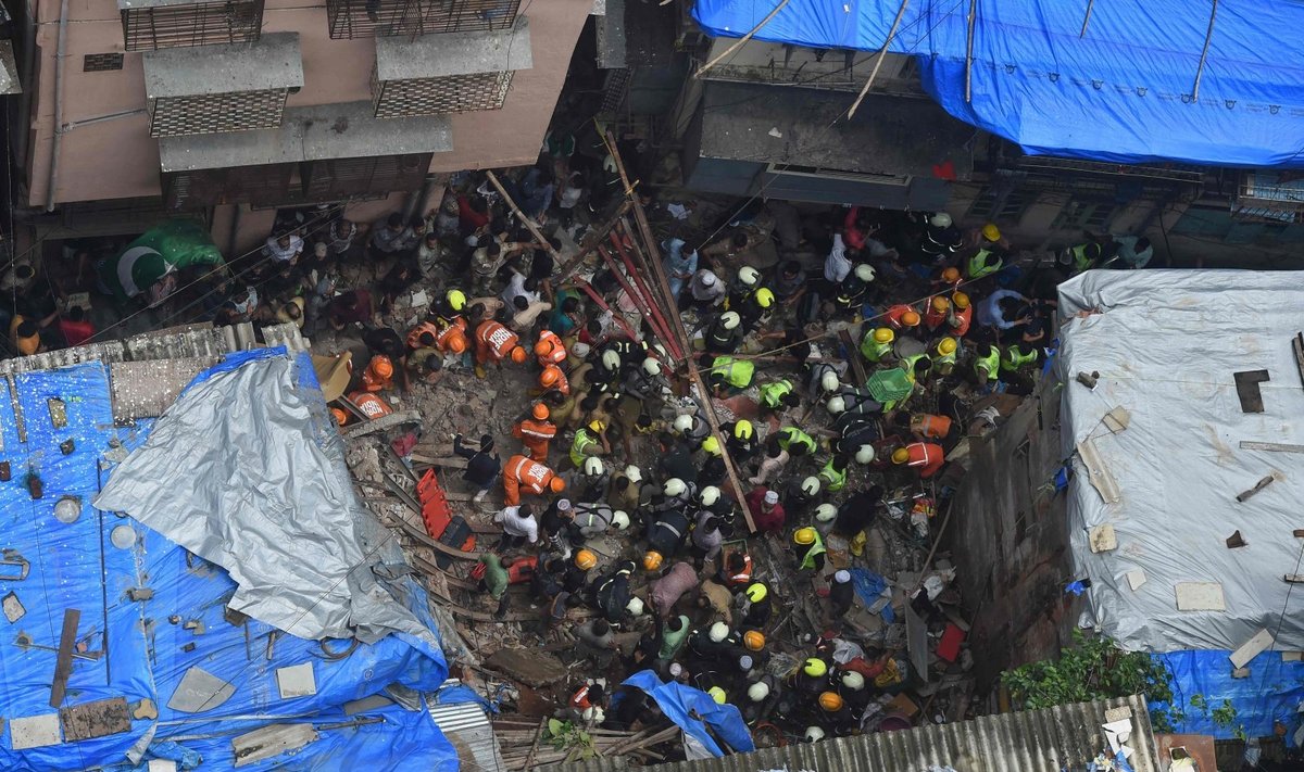 Mumbajuje sugriuvus namui didėja žuvusių žmonių skaičius