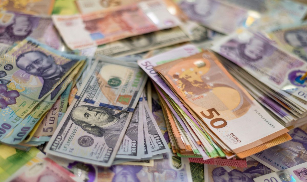 JAV doleriai, eurai ir svarai sterlingų Rumunijos lėjų fone