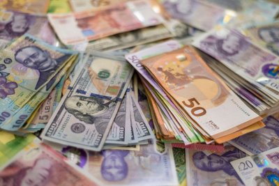 JAV doleriai, eurai ir svarai sterlingų Rumunijos lėjų fone
