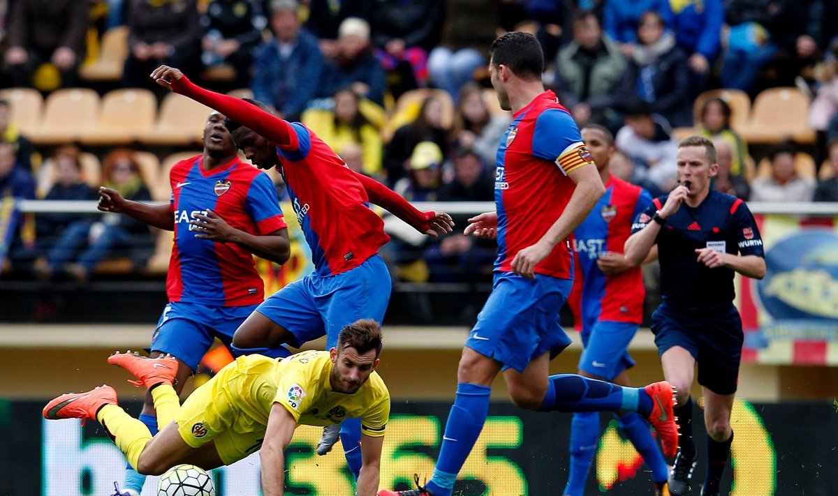 "Levante" klubo futbolininkai kovoja su varžovu