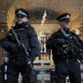 Londono metro važinės ginkluoti policijos pareigūnai