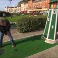 Britai didžiuojasi sena tradicija - „beprotiško golfo“ varžybomis