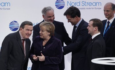 Gerhardas Schroederis, Angela Merkel, Dmitrijus Medvedevas