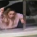 Moteris užpuolė „McDonald‘s“ darbuotoją ir išdaužė langą