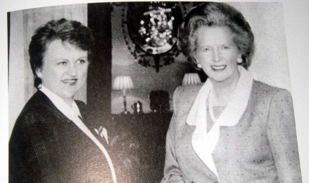 Kazimira Prunskienė ir Margaret Thatcher 1990 m, iliustracija iš knygos "Pirmoji diplomatinė pergalė"