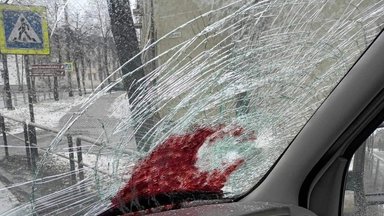 Įspėja vairuotojus: Kaune lyja stiklainiais su uogiene