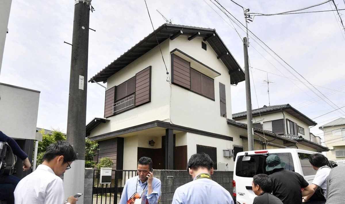 Japonijos policija atlieka kratą žmones peiliu puolusio vyro namuose
