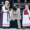 Tautinio kostiumo dienos proga tradiciniais drabužiais pasipuošė ir šalies vadovė