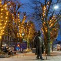Kaunas ima puoštis Kalėdoms: Laisvės alėjoje sužibo lemputės