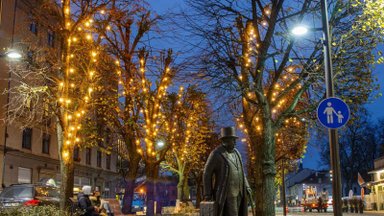 Kaunas ima puoštis Kalėdoms: Laisvės alėjoje sužibo lemputės