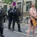 Paryžiuje protestuotojams dėl darbo reformų dainavo nuogas gitaristas