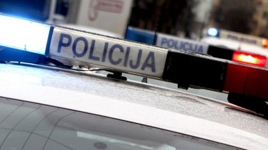 В Каунасе полицейские изъяли у агрессивного мужчины незаконно хранившееся огнестрельное оружие
