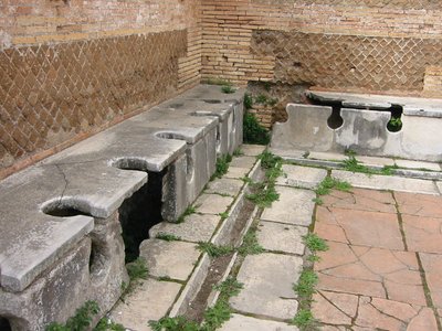 Štai taip atrodo Romos tualetai – skylė priekyje yra skirta tualeto kempinei, o priešais matomas griovelis, kur ją buvo galima nuplauti.