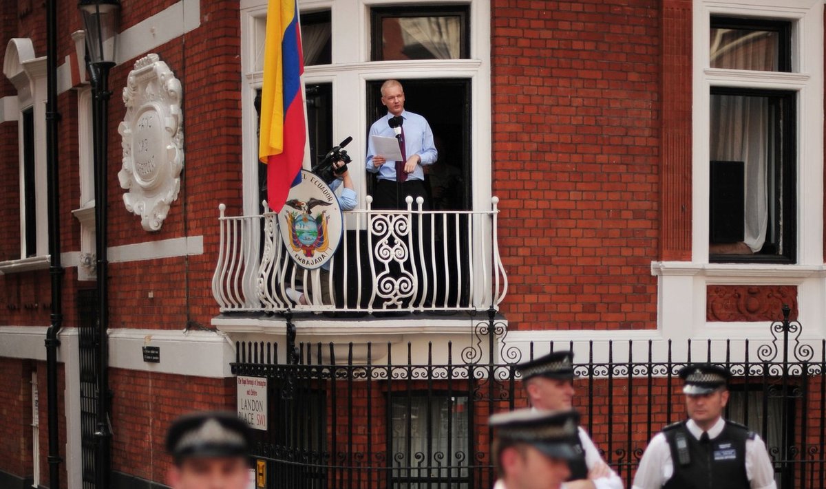 Julianas Assange'as Ekvadoro ambasadoje