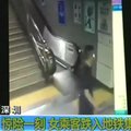 Metro stotyje išgelbėta grindyse prasmegusi kinė