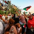 Džiūgaujantys Sudano gyventojai: nuvertėme du prezidentus per dvi dienas