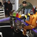 Kinijos restorano lankytojus aptarnauja robotai