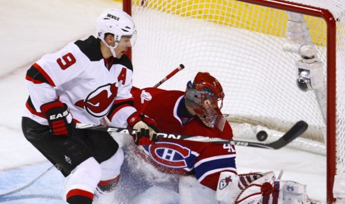 Zachas Parise'as ("Devils") muša įvartį į Jaroslavo Halako ("Canadiens") vartus