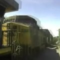JAV stebėjimo kameros užfiksavo traukinio ir autobuso susidūrimą
