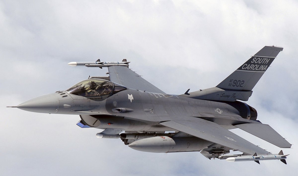 F-16C Pietų Karolinos danguje.