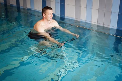 Individuali kineziterapija baseine su povandeniniu dviračiu