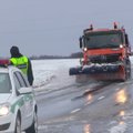 Vakarų Lietuvos keliai virto čiuožykla: įspėja dėl itin sudėtingų eismo sąlygų