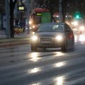 Vairuotojus „įkalino“ įstatymai: prisnigo, bet žieminės dygliuotos padangos dar draudžiamos