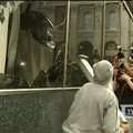 Protestuotojai Londone daužė bankų langus